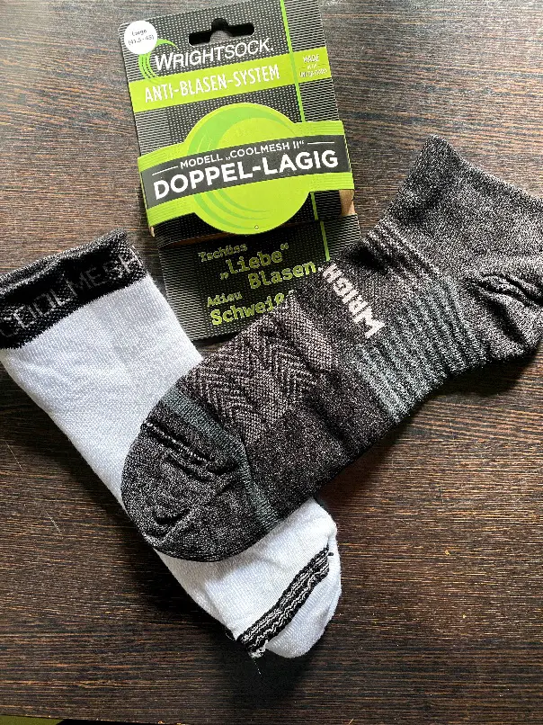 Farbige Außenschicht und weiße Innenschicht. Die Sneakersocken sind perfekt für warme Sommertage konzipiert. Die angegebene Größe von 41,5 bis 45 passt mir perfekt. Ich trage größe 42.