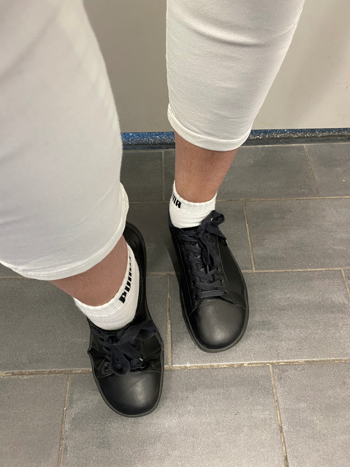 Wenn man täglich viele Stunden zu Fuß unterwegs sein muss, sollte man auf seine Fußgesundheit achten. Mit den Blusun Barfußschuhen ist man dabei auf dem richtigen Weg.