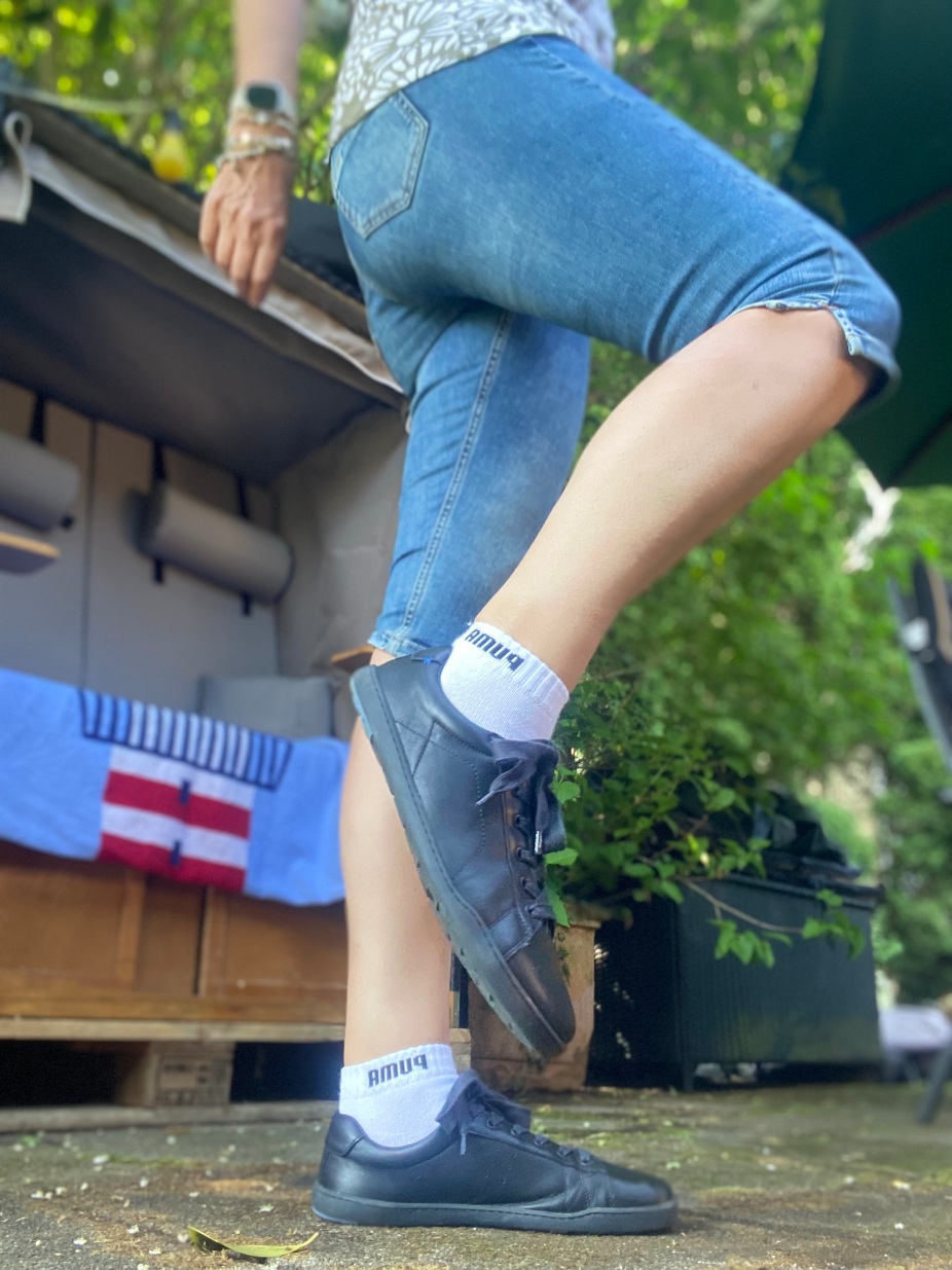 Den Look, das Material, die Trageeigenschaften, die Atmungsaktivität, die Pflegeigenschaften kann ich weiterempfehlen. Allerdings um den Schuh uneingeschränkt empfehlen zu können, muss an den Nähten nachgebessert werden.