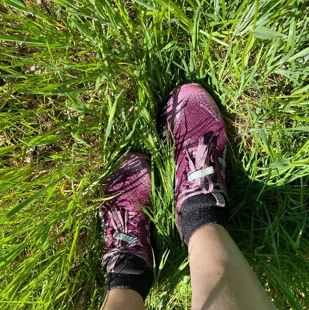 Beim Trailrunning geht es über Felder, durch Wälder, Schotter und Sand. Zur Zeit steht auch das Gras sehr hoch und dbei werden die Schuhe und die Socken auch schon mal nass.