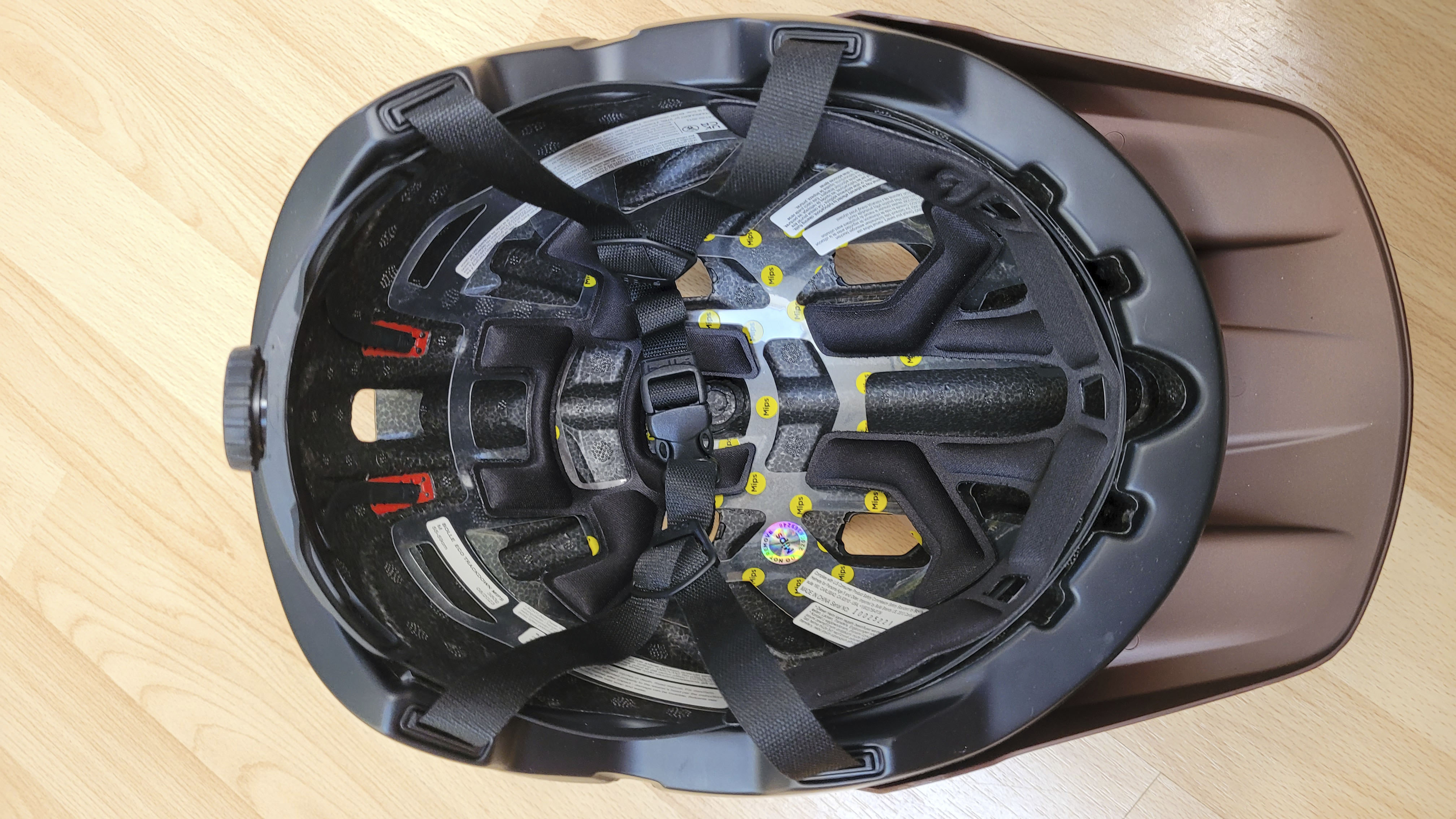 aufgeräumt: Die Riemen, die im Helm selbst verlaufen