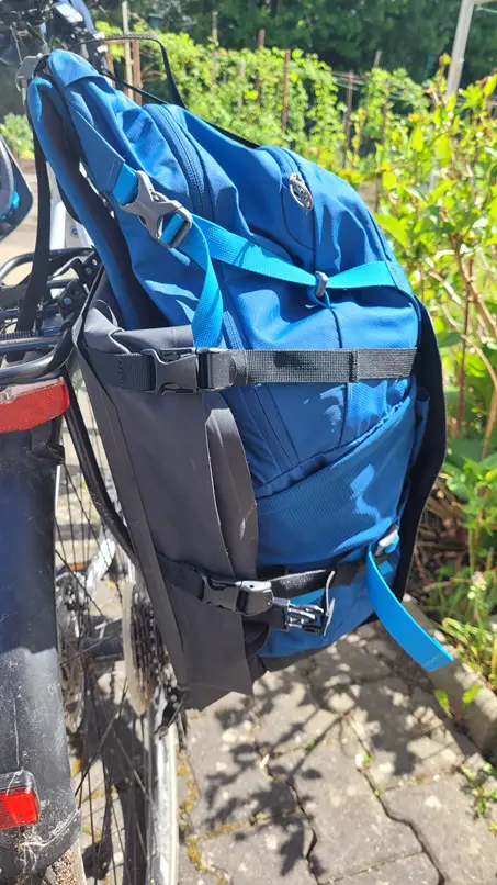 Rucksack in Tasche - von hinten