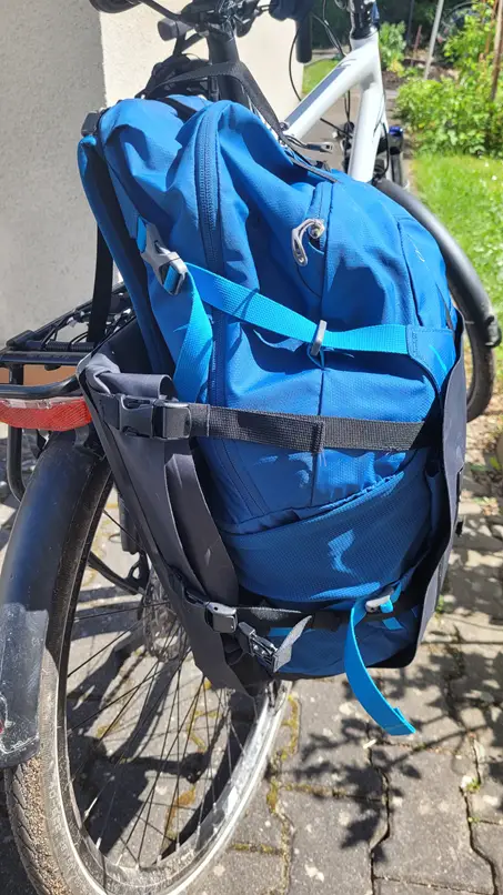 Rucksack in Tasche - von hinten