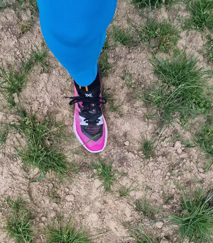 Auch mit schnell wechselnden Untergründen wird der Trailrunningschuh spielend fertig.