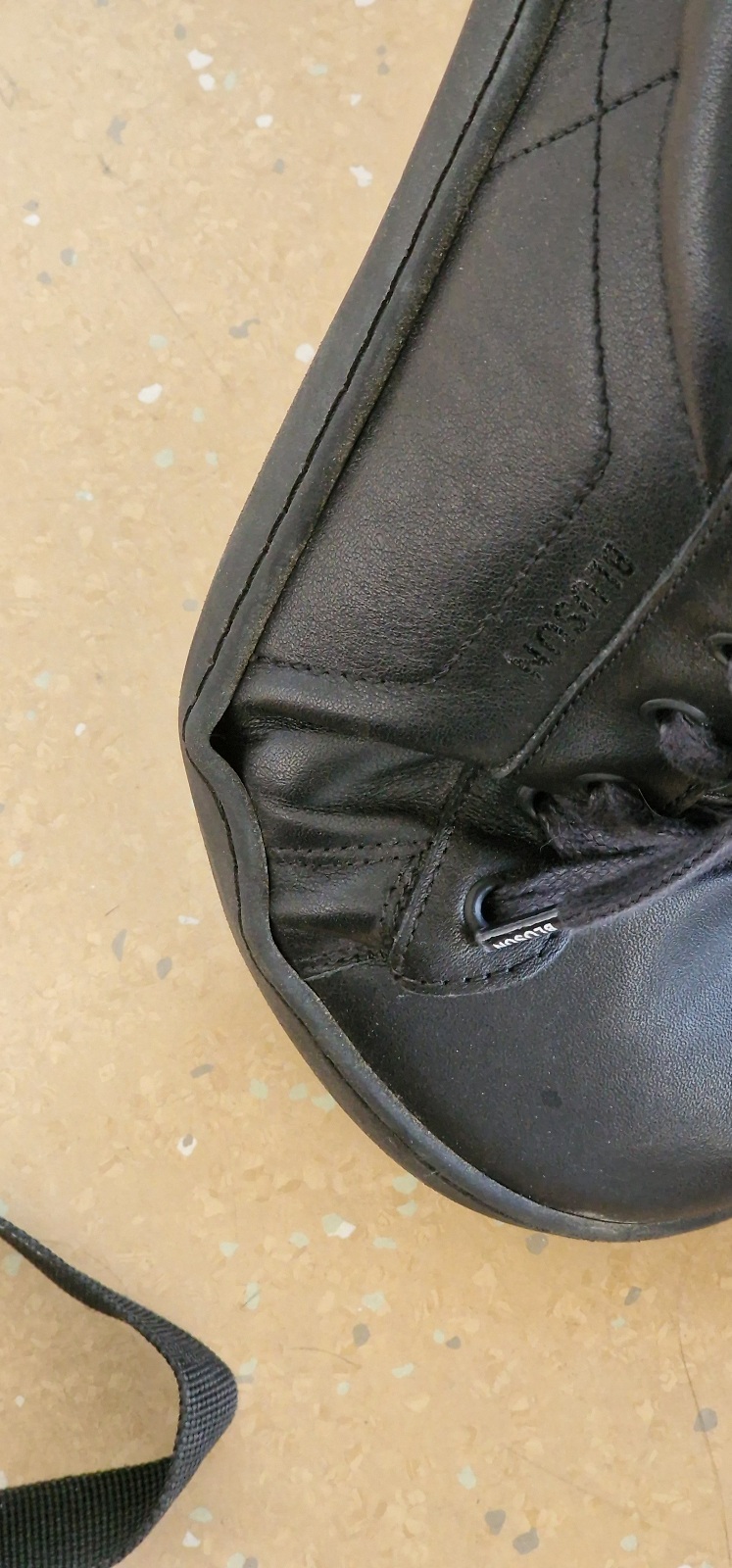 Es ist so schade, ich bin enttäuscht, dass der Schuh nach so kurzer Zeit die Naht aufgeht!! Das stellt ein echtes Problemdar. Ich hoffe, der Hersteller bessert an den Stellen nach, da der Schuh ansonsten sehr empfehlenswert ist.