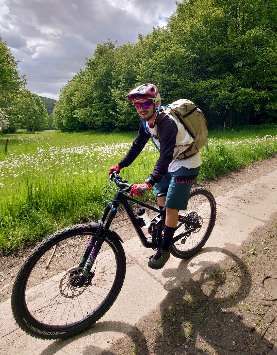 Mit MTB und Rucksack