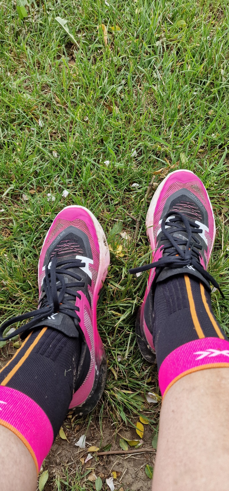 Leider sind die Schuhe etwas zu klein. Besonders mein linker Fuß stößt beim Laufen vorne an.