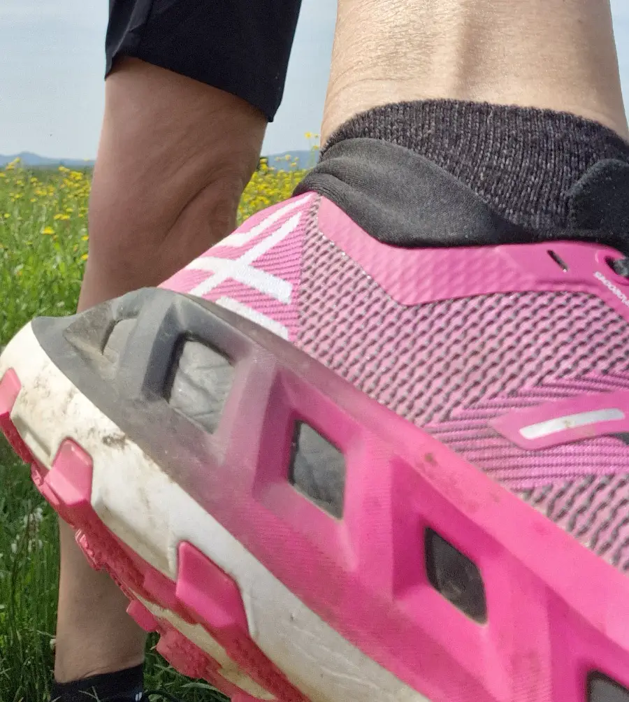 Der Stoffstreifen stützt nicht nur den Knöchel, er hält den schuh sehr stabil an Ort und Stelle ohne zu scheuern. Sehr angenehm zu tragen.