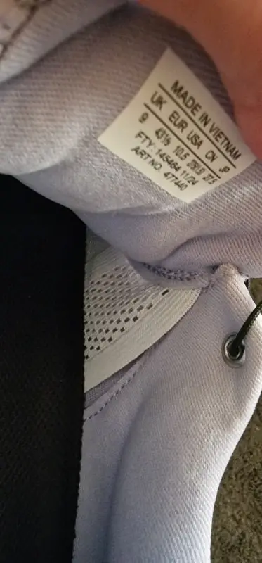 Die Zunge ist im Fussbett mit einem elastischen Stoff befestigt. Das unterstützt einen optimalen Sitz der Zunge und nichts verrutscht in der Bewegung.