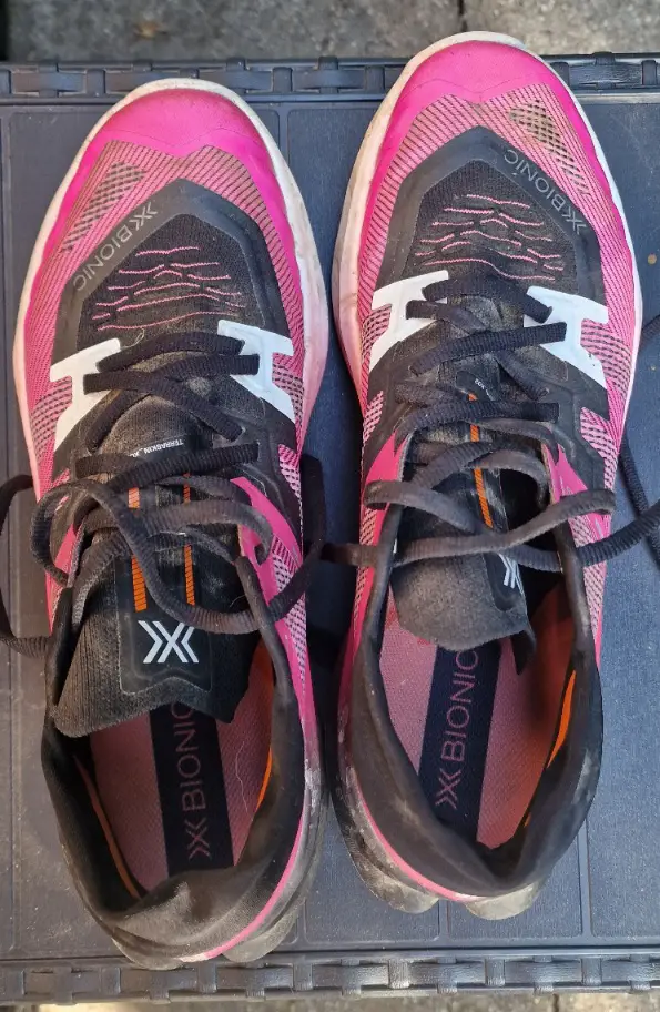 Die Trailrunningschuhe nach einem 10km Lauf durch Wald und Feld.
