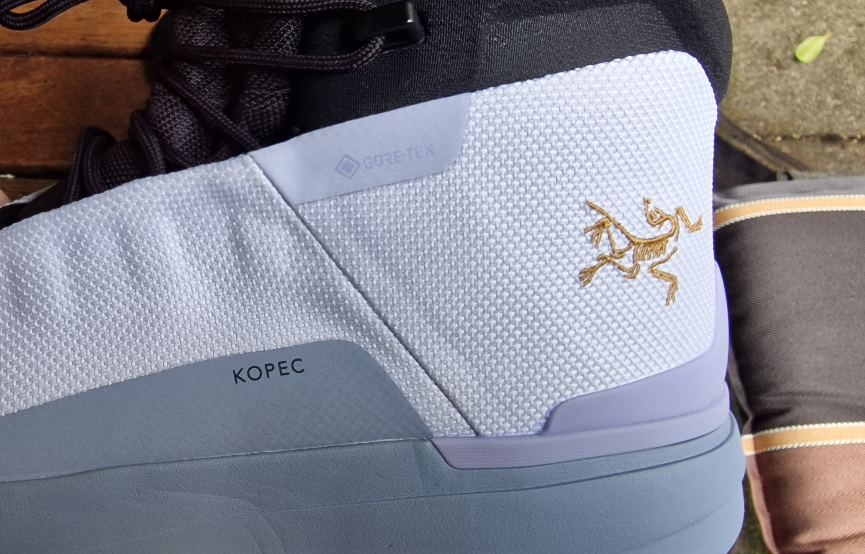 Das Arc'teryx Logo in Gold, passt gut zum futuristischen Look 