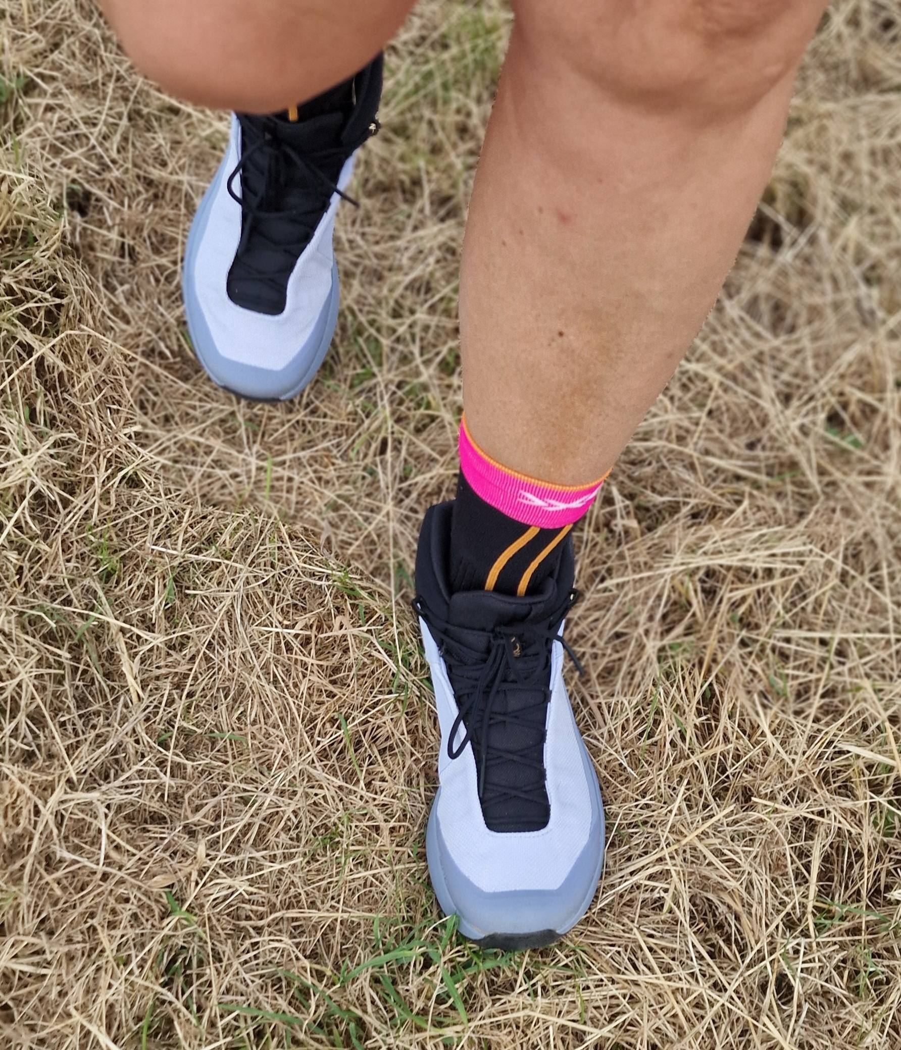 Mir gefällt der helle Schuh super gut und ich trage ihn zu allen Outdoor.
