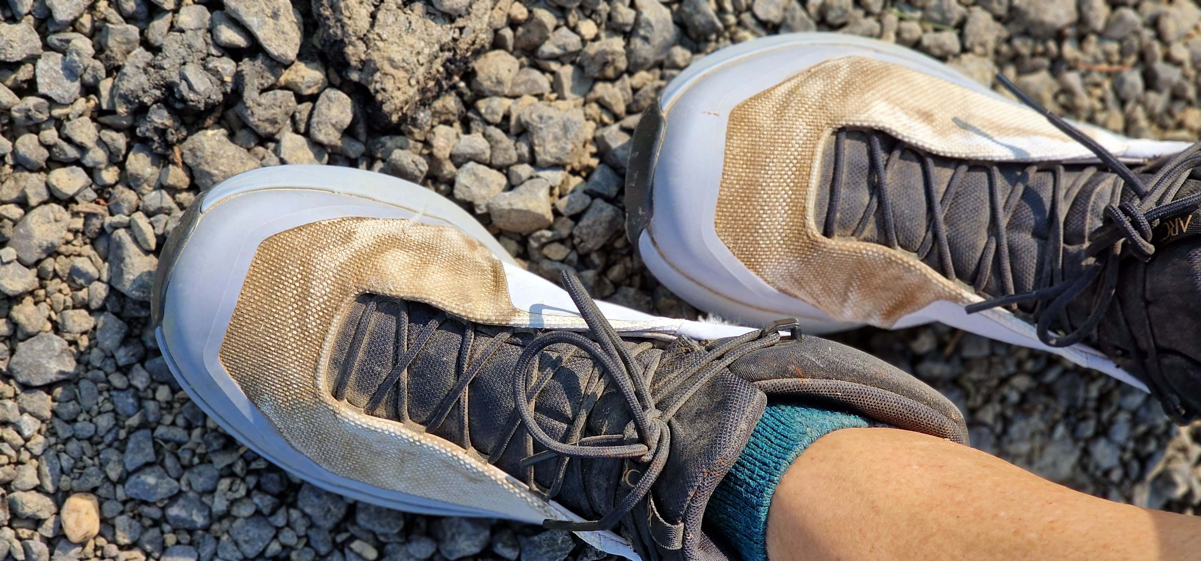 Sehr starke Verschmutzung nachdem die Schuhe durch Nässe und Staub sehr dreckig geworden sind. 