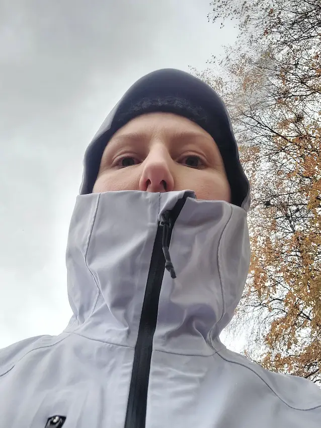 Der hohe Kragen hält den Wind ab