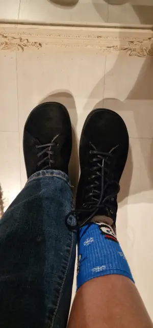 Wichtig: den Schuh aufgrund des dicken Innenfutters unbedingt eine Nummer größer wählen.