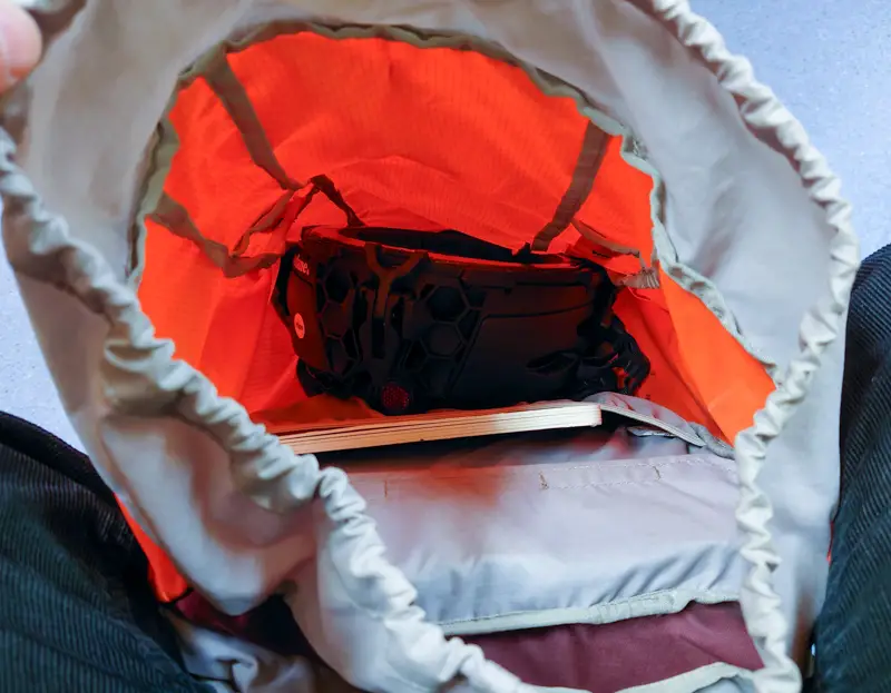 Helm im RUcksack