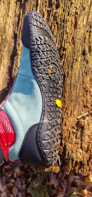 Die Sohle wirkt beim ersten Betrachten sehr fest für einen Barfußschuh, aber der Eindruck täuscht. Sie bietet einen sehr sicheren Grip ohne Barfußgefühl einzubüßen.