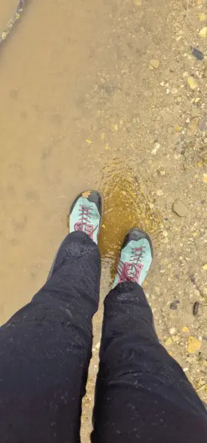 auch Pfützen meistert der Barfußschuh.