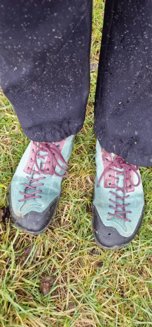Nasses Gras ist der absolute Härtetest für jeden Outdoorschuh. Was soll ich sagen: Test bestanden.