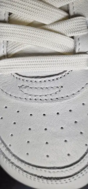 Die typischen Luftlöcher der Sneaker