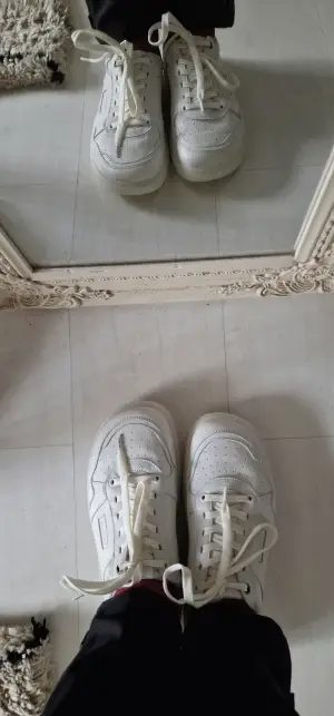 Die Schuhe passen sich dem Fuß an.