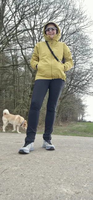 Dank der Zugbänder wird die Jacke Wasser- und Winddicht.