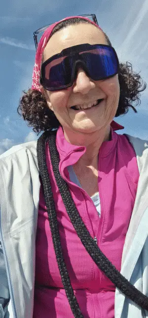 Im Sonnenschein mit geöffneter Jacke spürt man die frische das Windes.