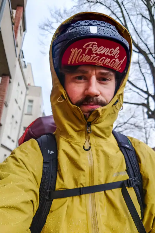 Im Regen mit Helm