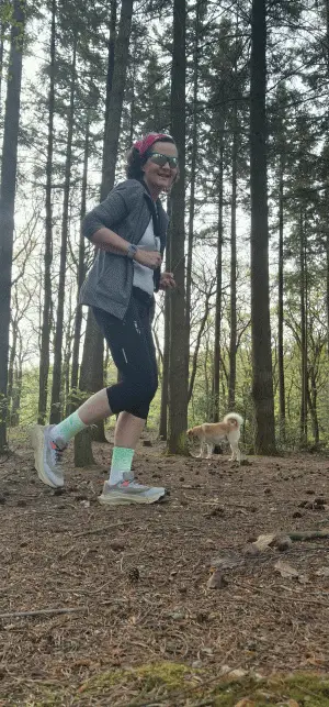 Laufen im Wald bei Zwielicht.