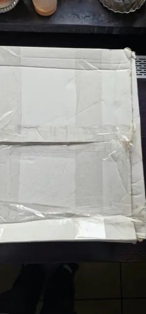 Für meinen Geschmack etwas zu viel Plastikklebeband.
