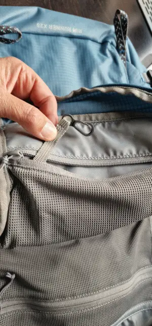 Meshmaterial und Schlüsselhaken im Inneren.
