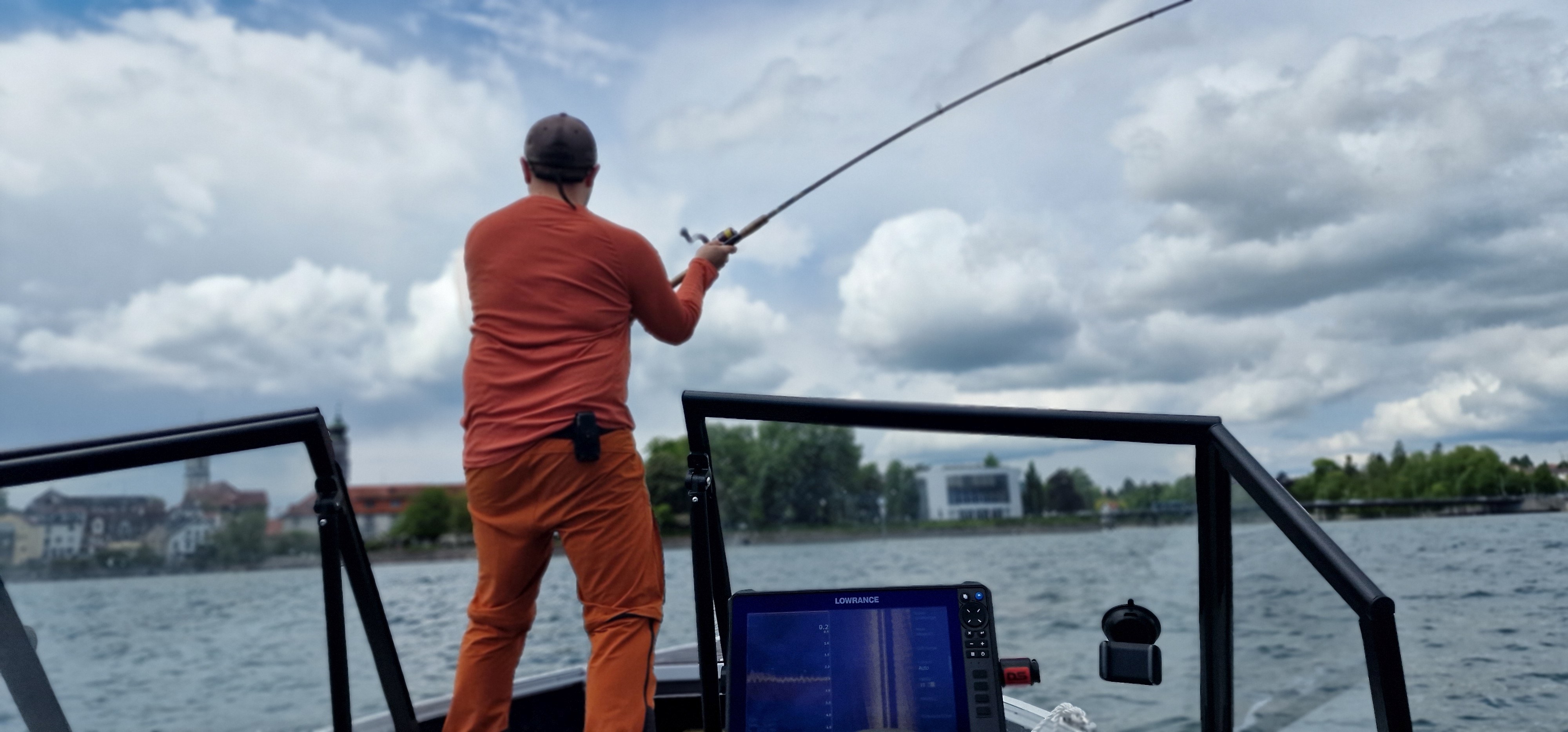Der kompetente OUTSIDEstories-Test: Das Craghoppers NosiLife SolarShield Langarmshirt überzeugt als leichtes, funktionelles Outdoor-Shirt für warme Bedingungen. Der lockere Schnitt sorgt für hohen Tragekomfort und uneingeschränkte Bewegungsfreiheit. Das Material aus einhundert Prozent recyceltem Polyester punktet mit sehr guter Atmungsaktivität, schnellem Feuchtigkeitstransport und überraschend geringer Geruchsbildung dank NosiLife-Technologie. Zusätzlich bietet es zuverlässigen UV-Schutz mit UPF fünfzig plus sowie integrierten Insektenschutz. In der Praxis – beim Wandern in Südtirol und beim Angeln – zeigte es ein stabiles Körperklima selbst bei Hitze und wechselnden Bedingungen. Verarbeitung und Haltbarkeit wirken hochwertig, auch nach mehreren Wäschen. Kleine Abstriche gibt es lediglich beim fehlenden Sonnenschutz für Kopf und Nacken. Insgesamt ein vielseitiges, alltagstaugliches Funktionsshirt mit starker Performance. Keywords: Craghoppers NosiLife SolarShield, Langarmshirt, Outdoor Shirt, UV Schutz UPF fünfzig plus, Insektenschutz, Funktionsbekleidung, recyceltes Polyester, atmungsaktiv, schnelltrocknend, Wanderbekleidung Lesedauer: ca. 780 Wörter – etwa 4 Minuten