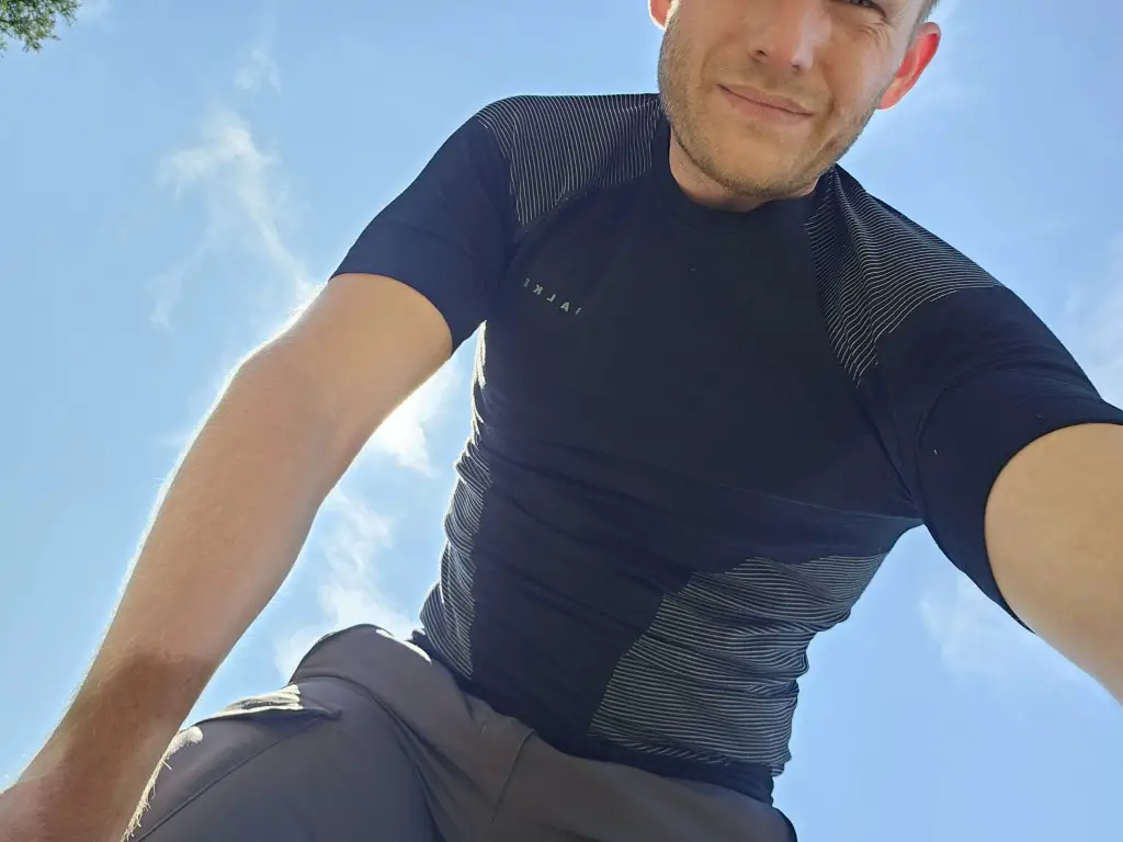 Der kompetente OUTSIDEstories-Test: FALKE Ergonomic Sport System Backpack-Ready Wool-Tech Light - T-Shirt kurzarm Herren