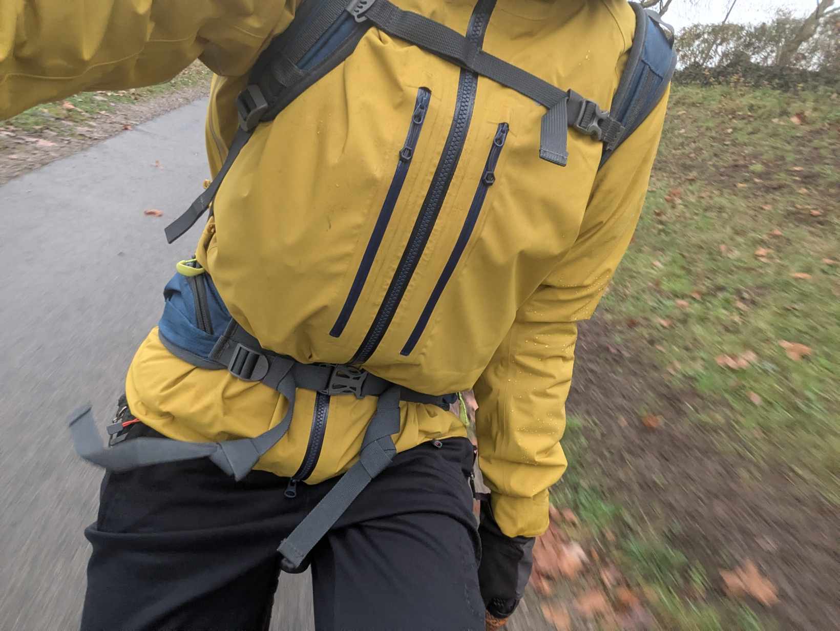Man sieht die Taschen am Bauch 