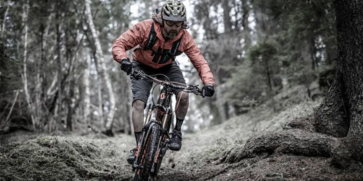 Mountainbike-Handschuhe_Bike-Handschuhe müssen einiges abkönnen - Grip, Taktilität und Isolation machen einen guten Handschuh aus.