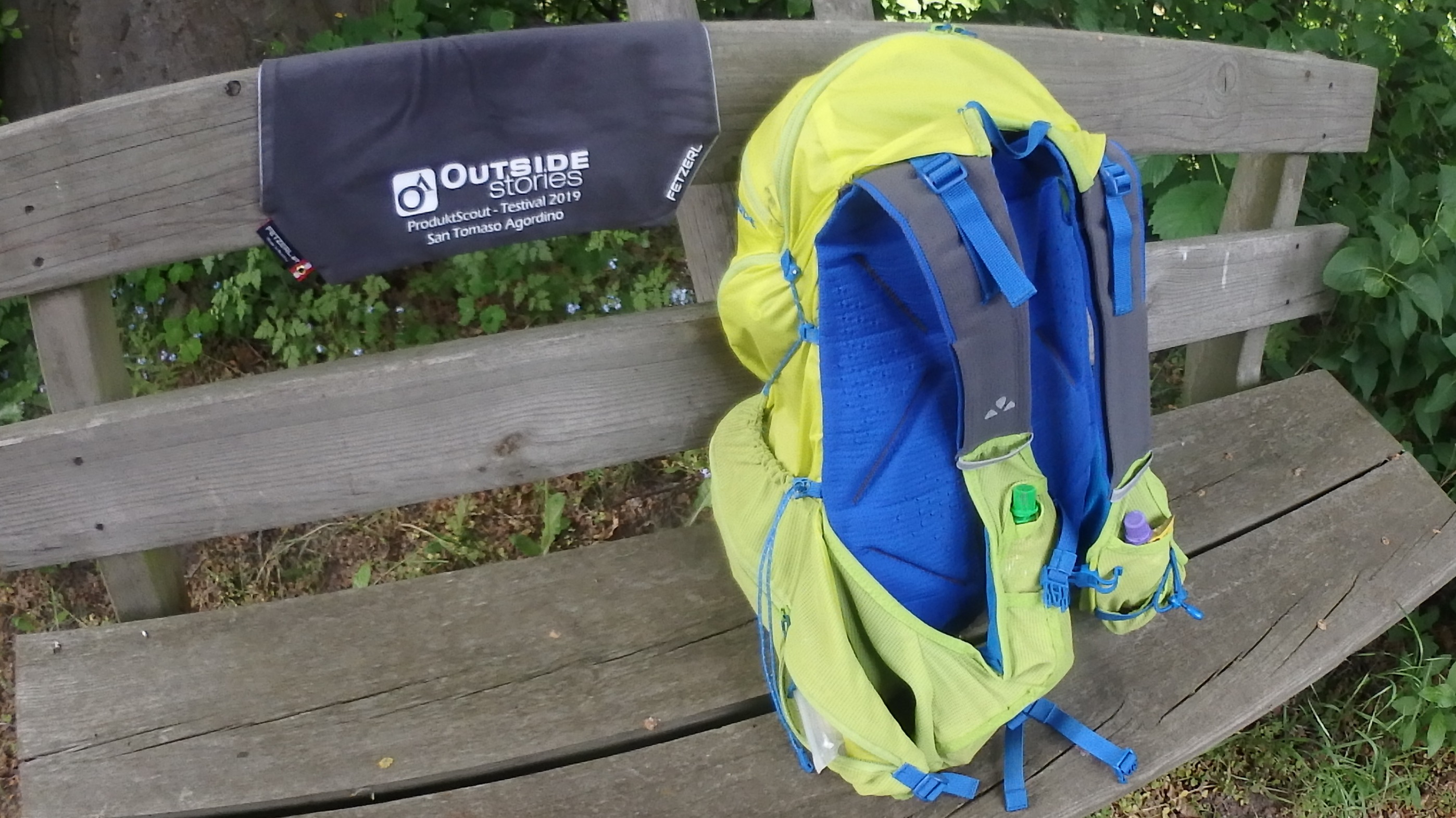 Rucksack auf Bank