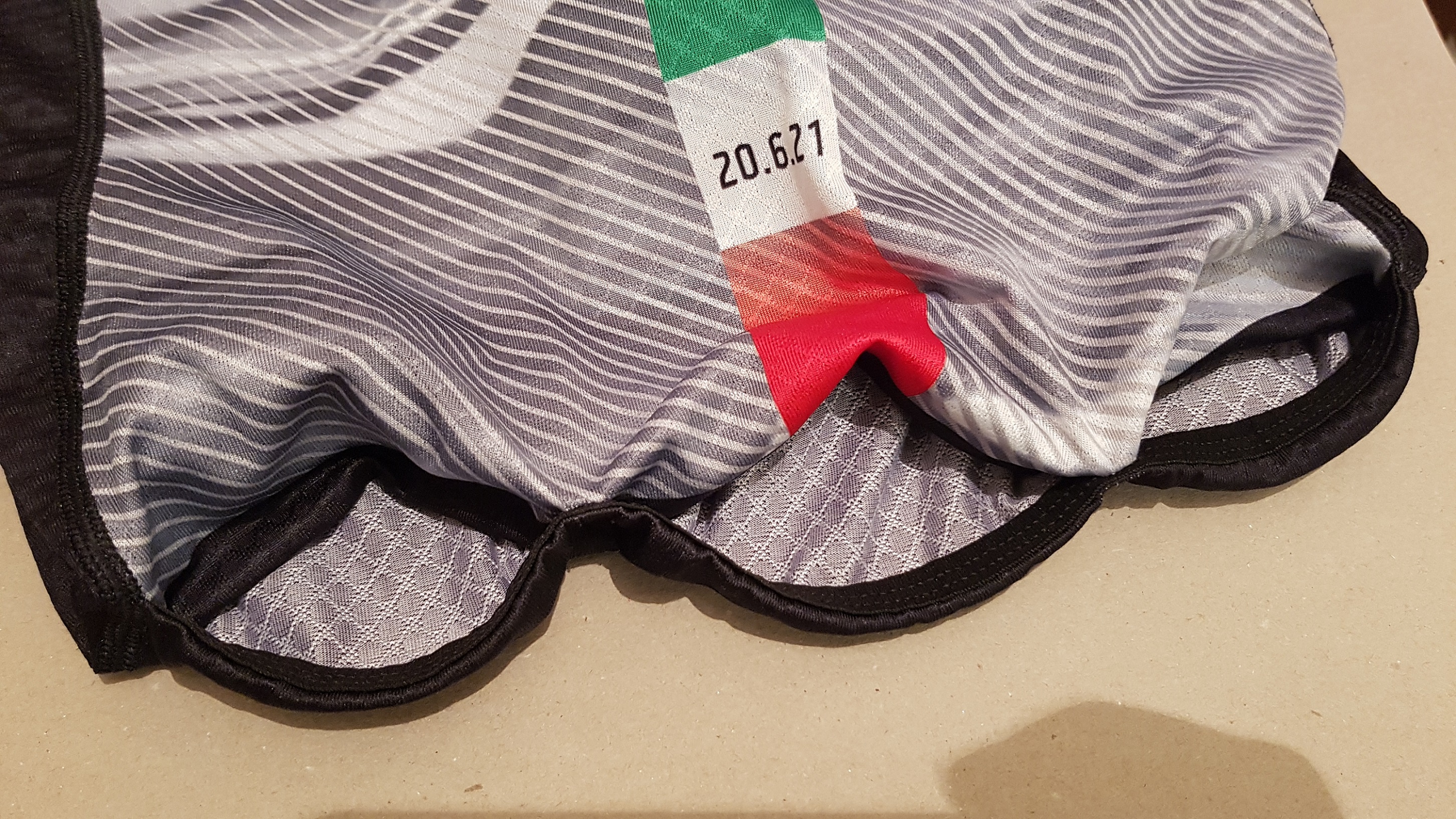 Taschenöffnungen mit hinterlegter Verstärkung
