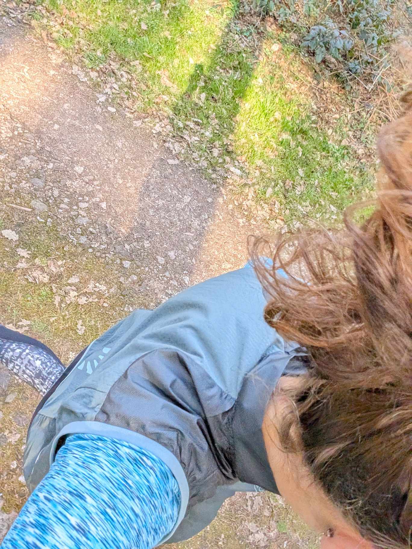 Man sieht den Oberkörper von hinten