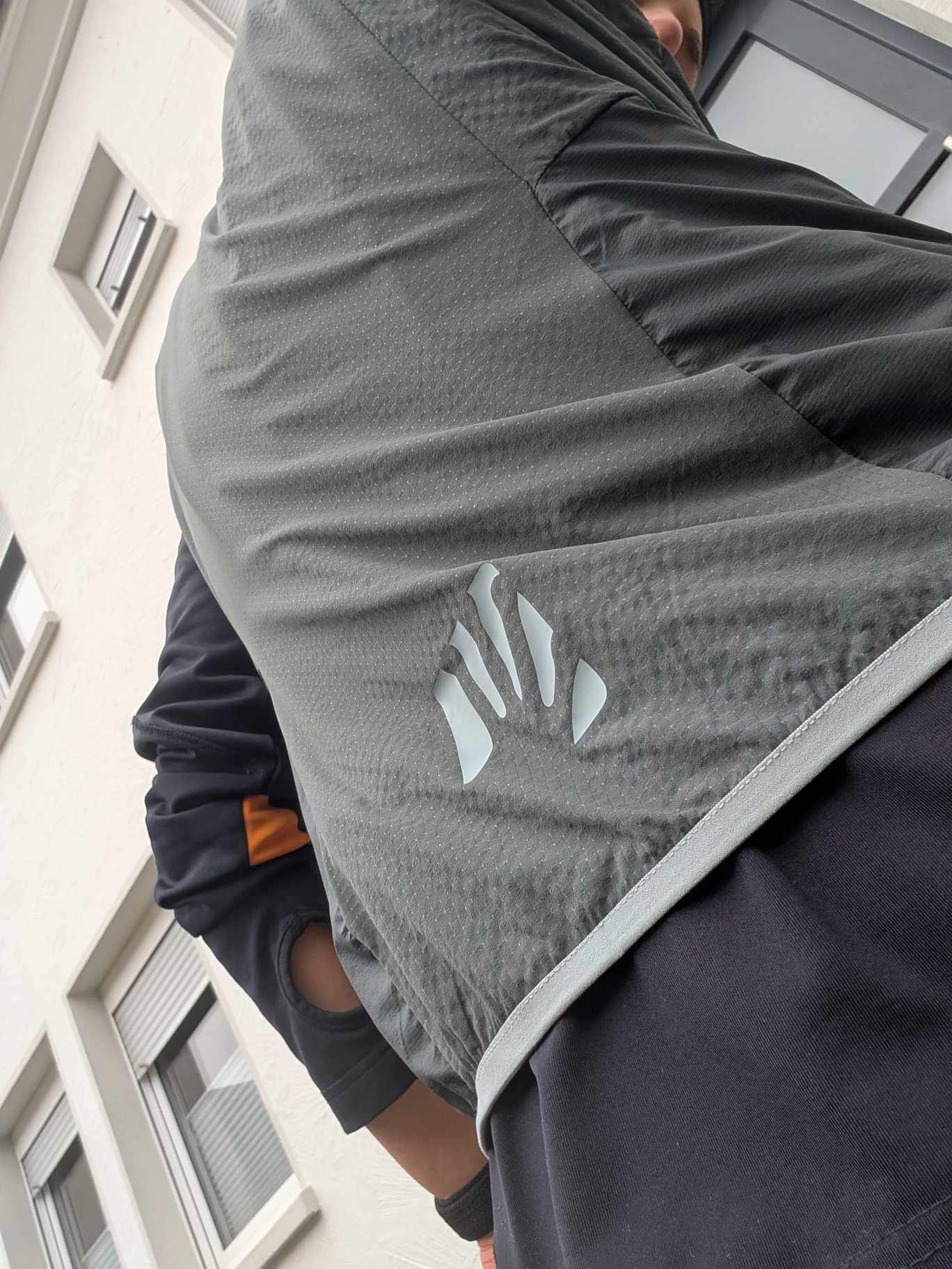 Man sieht den Rücken einer Person 