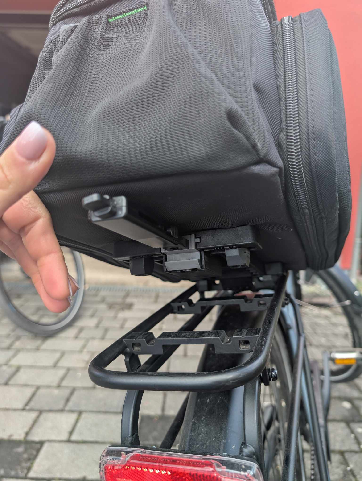 Man sieht wie die Tasche montiert wird 