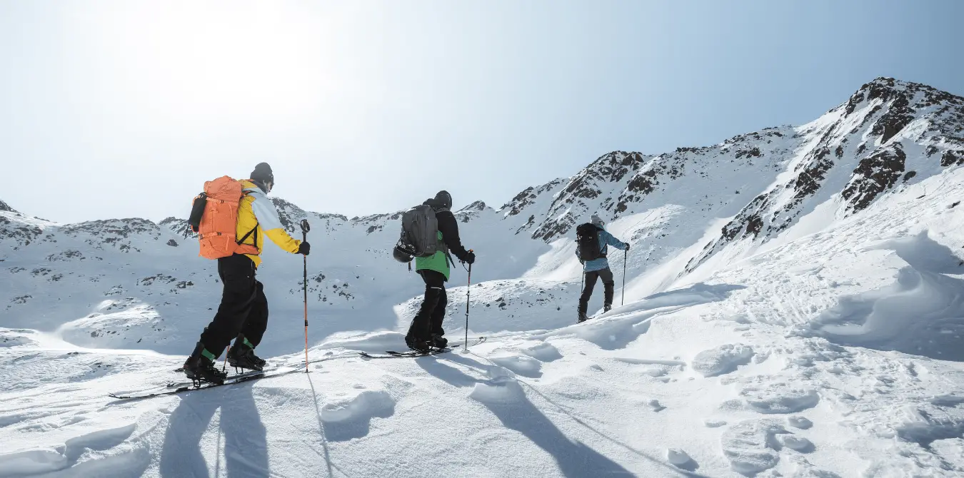 Im Gänsemarsch geht es zum Frühjahrsgipfel Rote Wand. Foto: TVB Osttirol, Roman Huber.