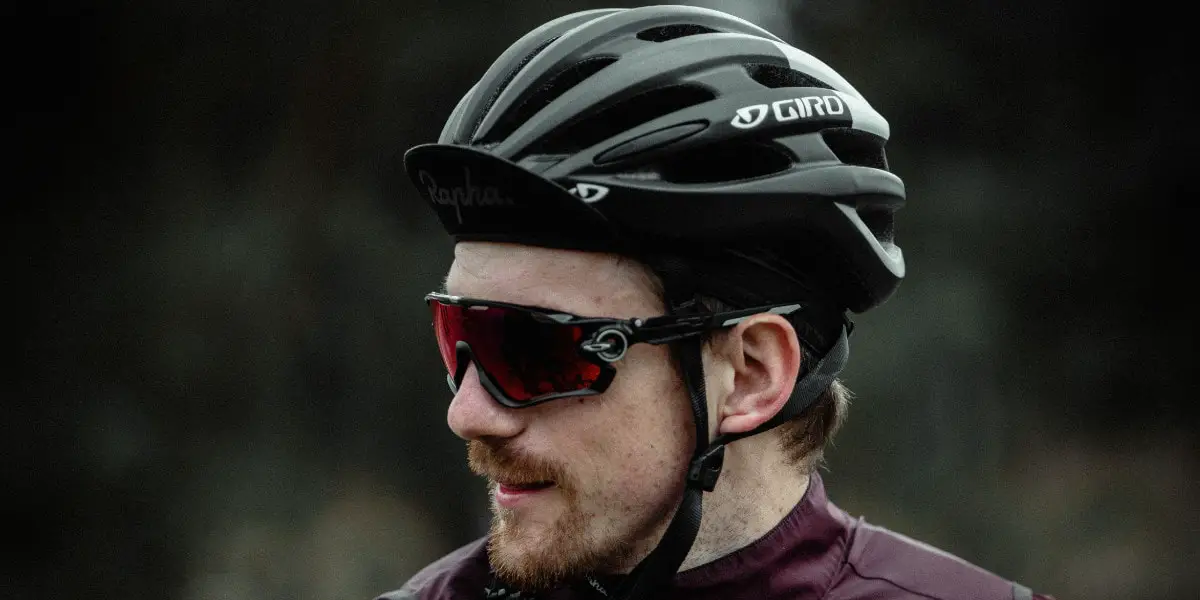 3_Achte darauf, dass deine Fahrrad-Sonnenbrille perfekt am Kopf anliegt und angenehm zu tragen ist-min