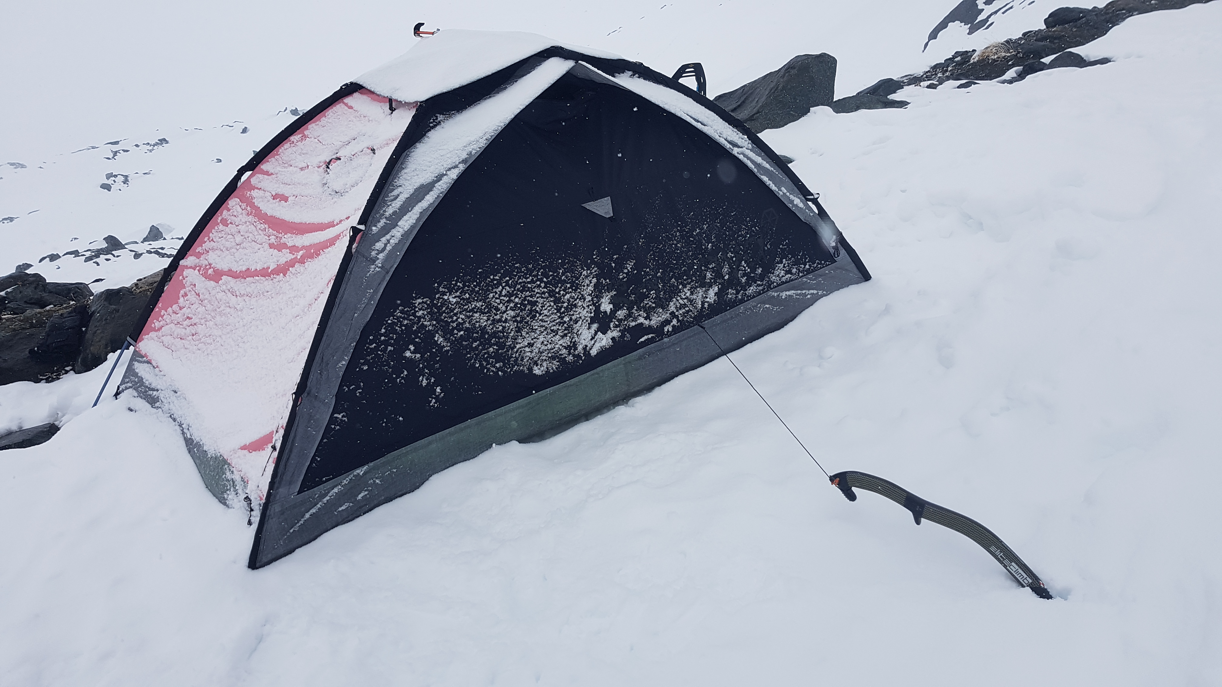 Eisgerät als Anker für Sturmleine