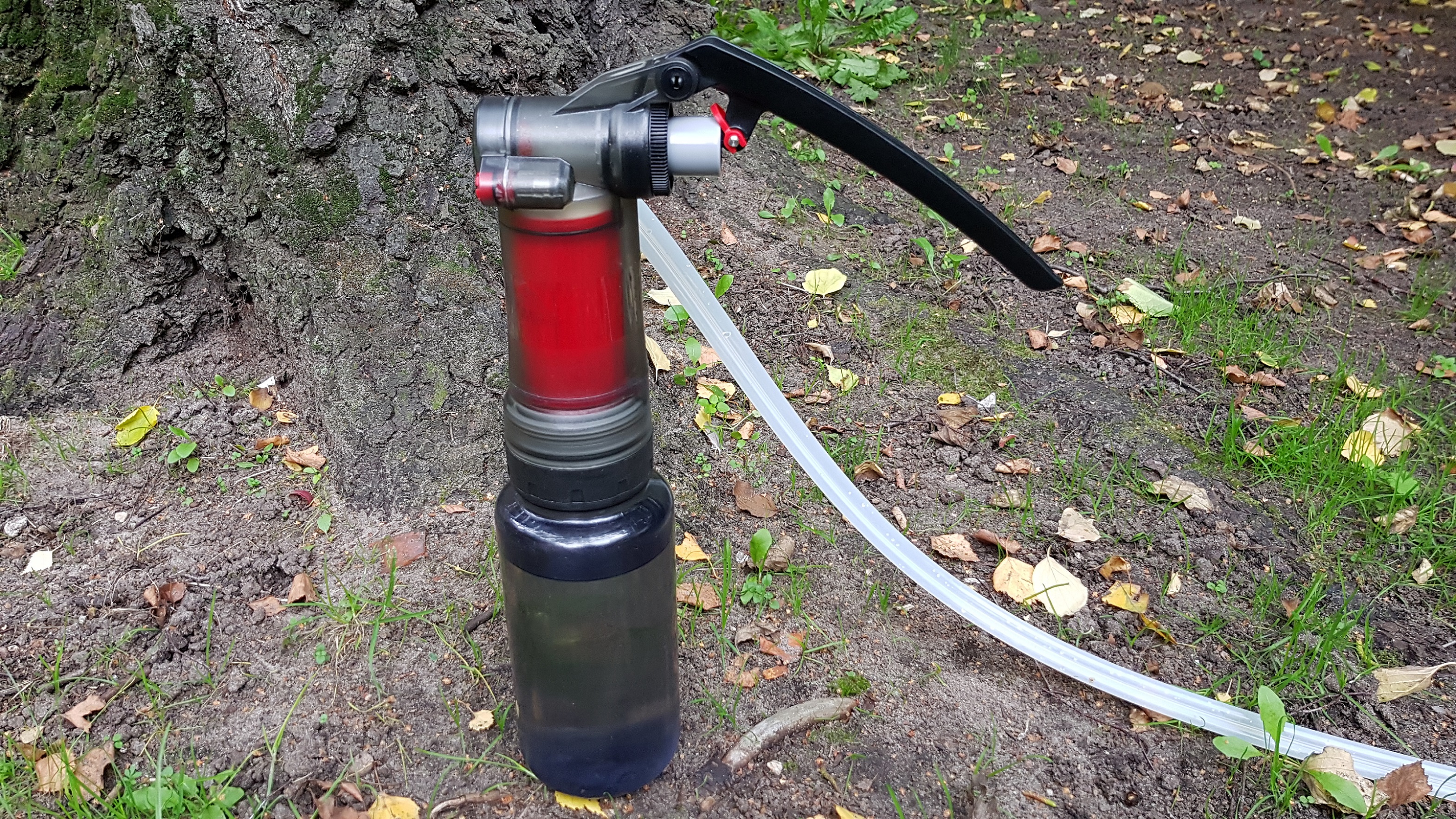 Filter auf Flasche aufgeschraubt