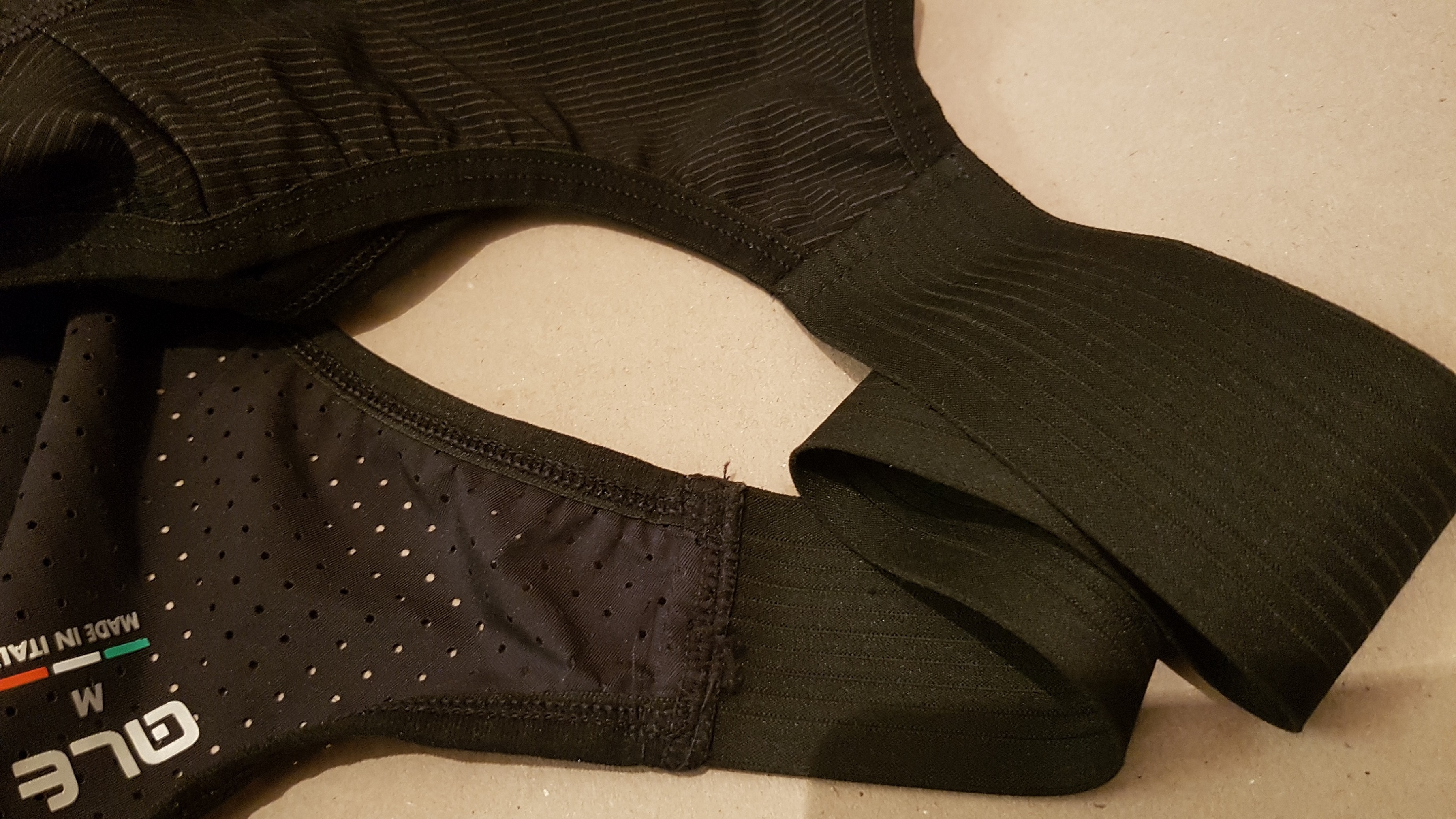 Übergang mit Flachnähten vom Träger zum Hosen-Material