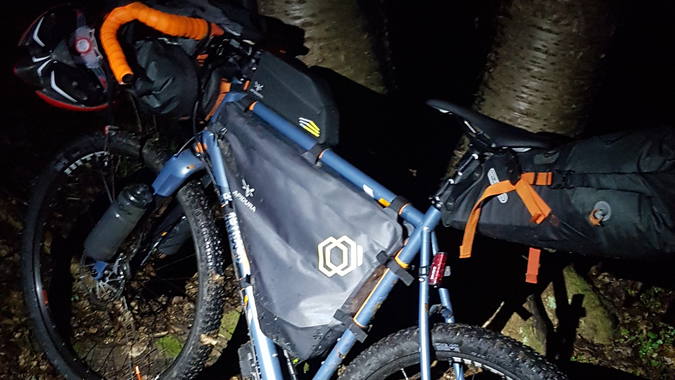Bike-Packing-Tour bei Nacht