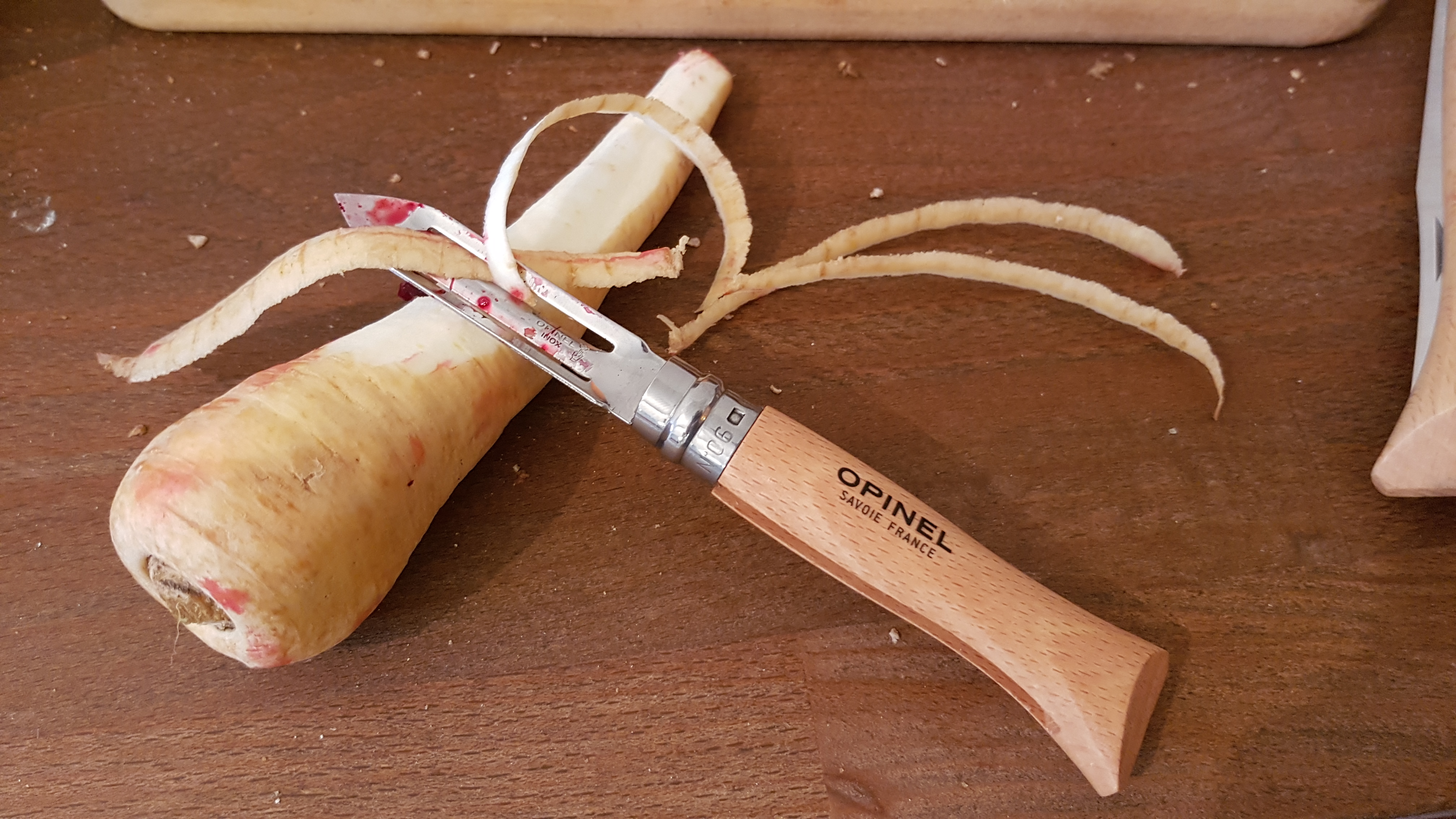 Sparschäler Opinel mit Pastinake