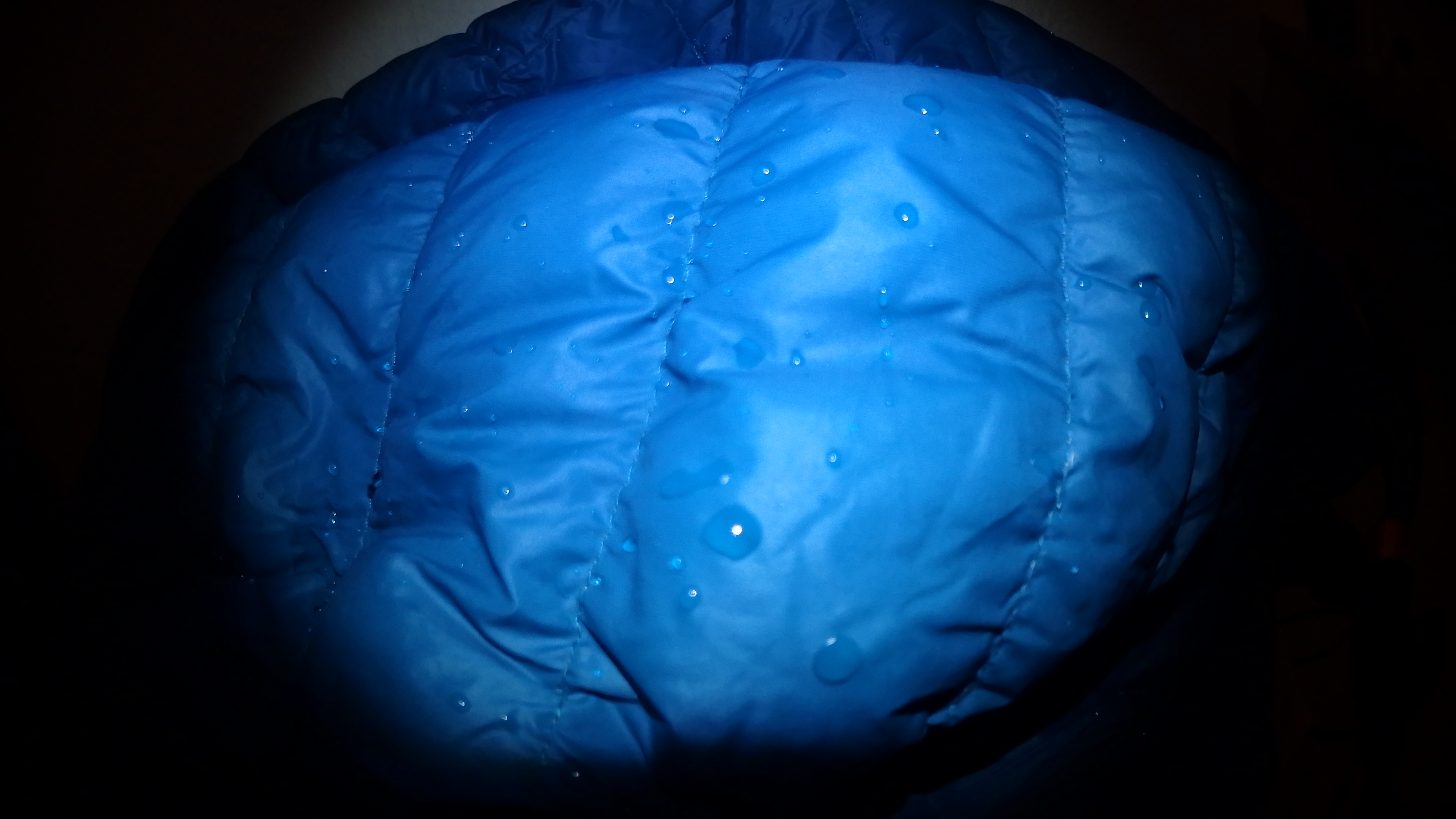Wassertropen auf imprägnierter Jacke