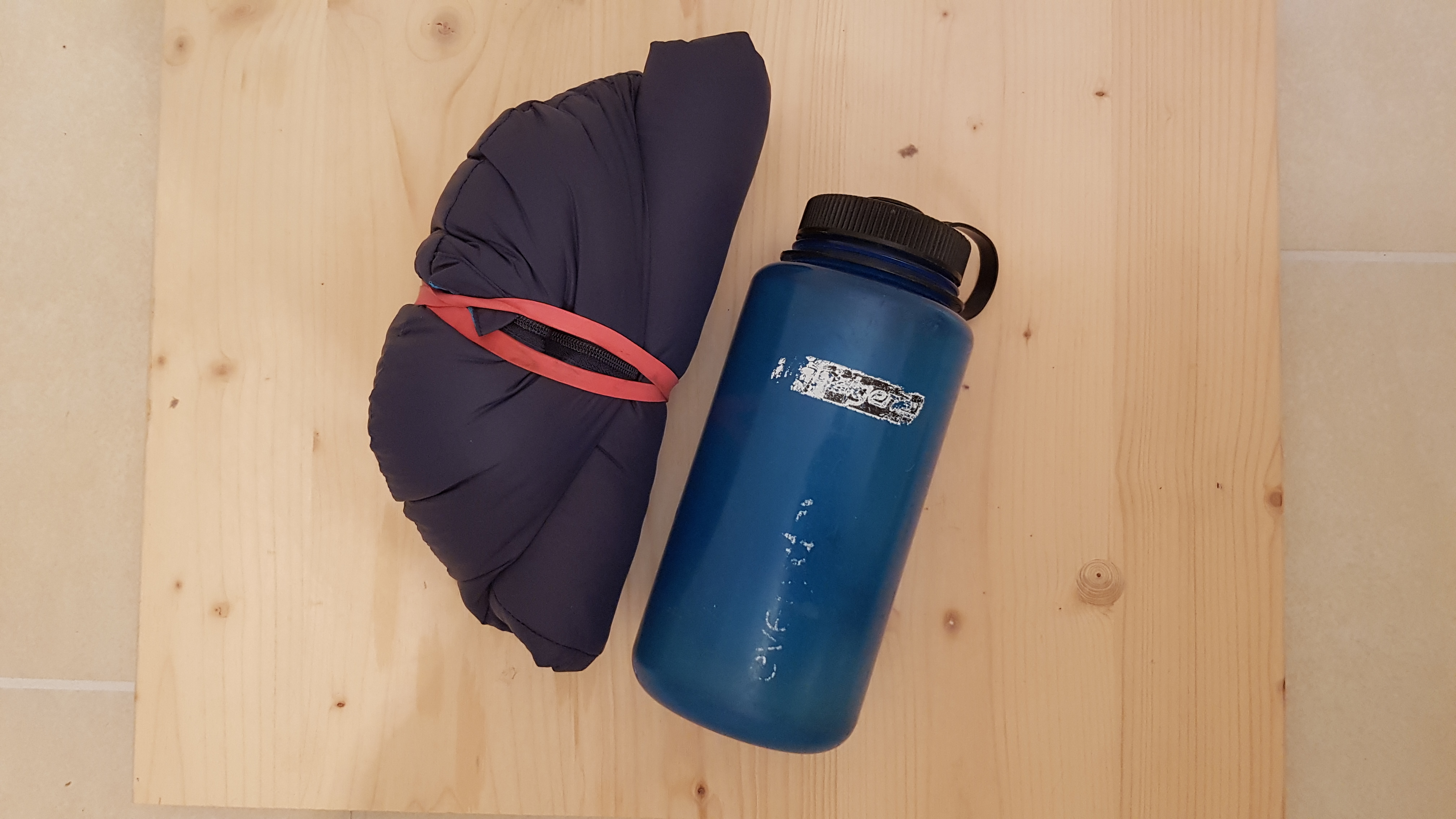 Größenvergleich komprimert neben Nalgene 1 L