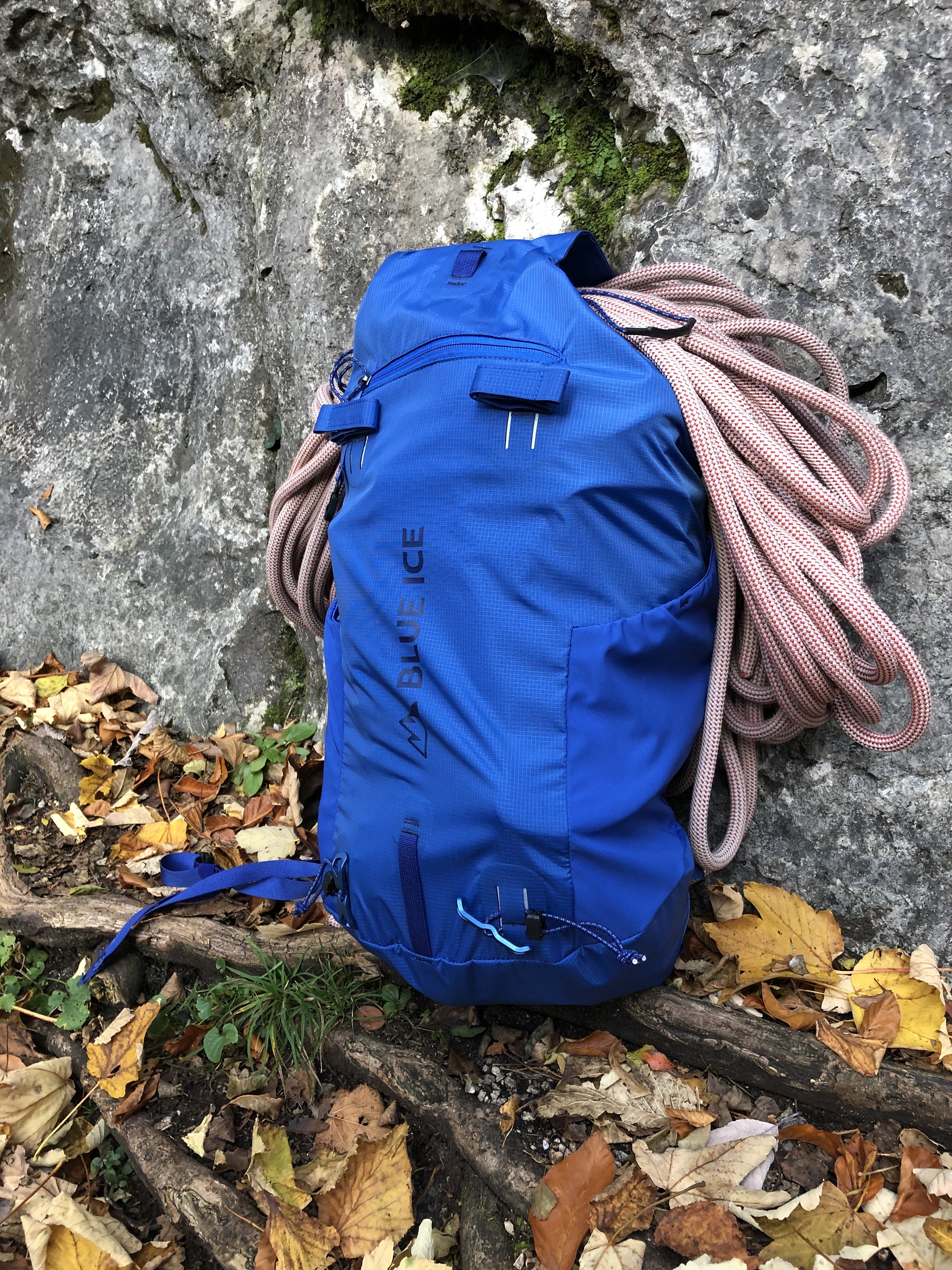 Rucksack am Boden mit Seil